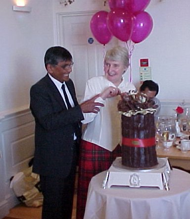 Cake1.jpg (33855 bytes)